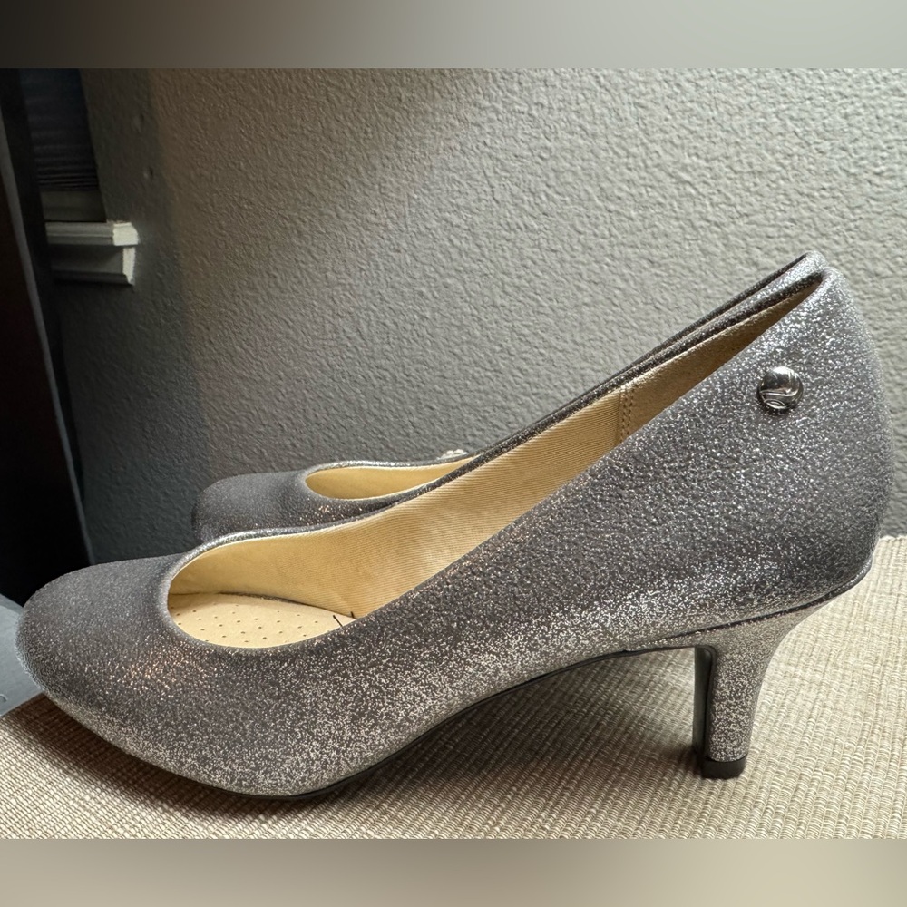 Woman’s Dress Shoes Size 8